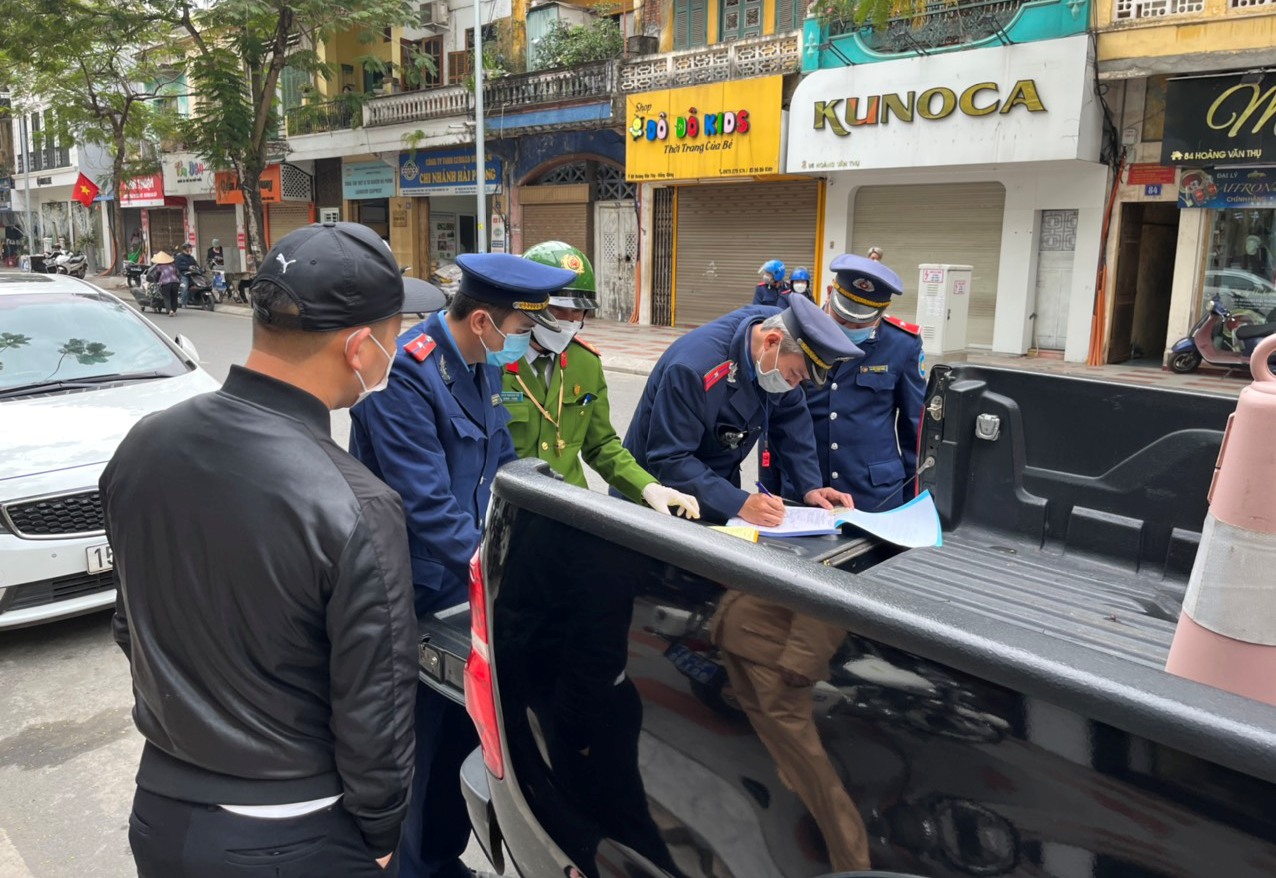 Công an quận Hồng Bàng: Nhắc nhở 15 trường hợp, xử lý 3 xe ô tô đậu đỗ không đúng quy định